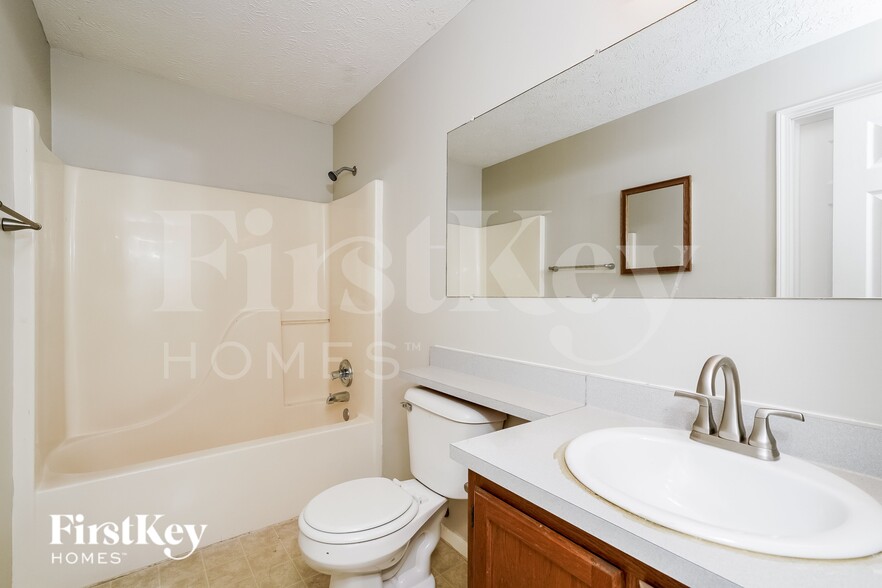 Building Photo - 5821 Buck Rill Dr