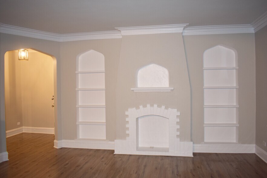Building Photo - 3218 W Balmoral Ave