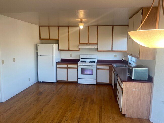 Building Photo - Epic Real Estate & Asso. Inc. - Beautiful, Spacious & Sunny 2 br/2ba Condo Available in Mission -...