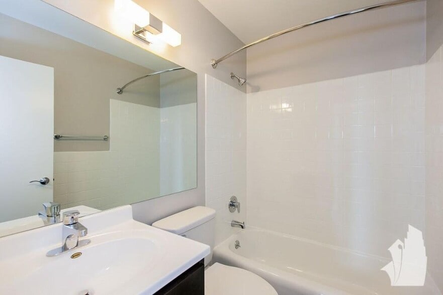 Building Photo - 5601 N Sheridan Rd