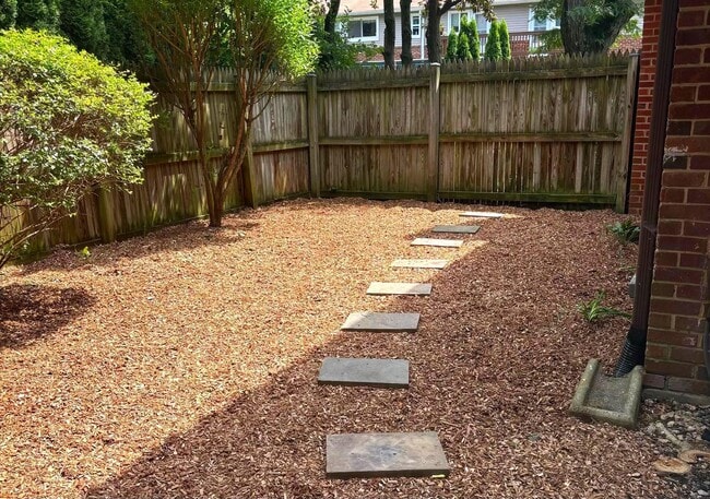 Building Photo - 411 Hampton Ct