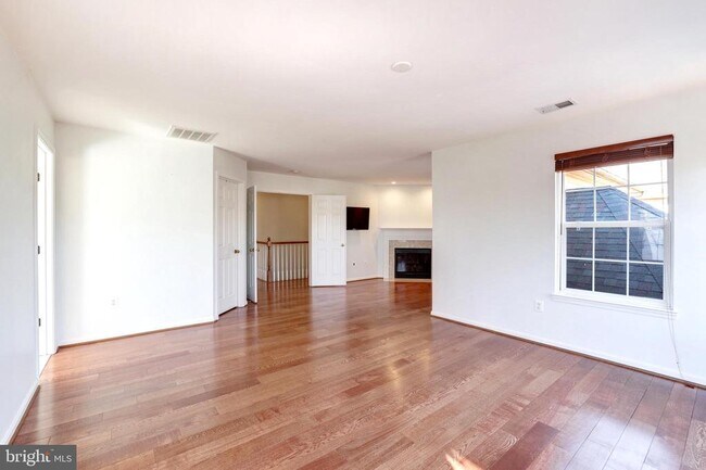 Building Photo - 43258 Meadowood Ct