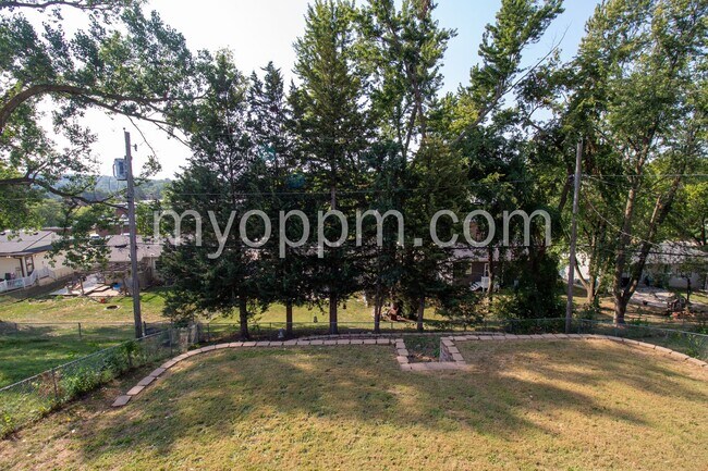 Building Photo - Spacious Omaha Home
