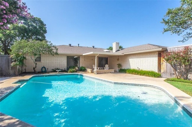 Building Photo - 2121 Stone Creek Dr