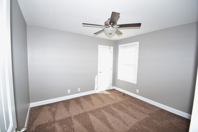 Building Photo - 3 Bedroom Pet Friendly Home For Rent in Chalet Hills!