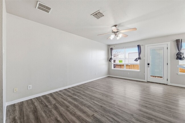 Building Photo - 2316 Kingsway Dr