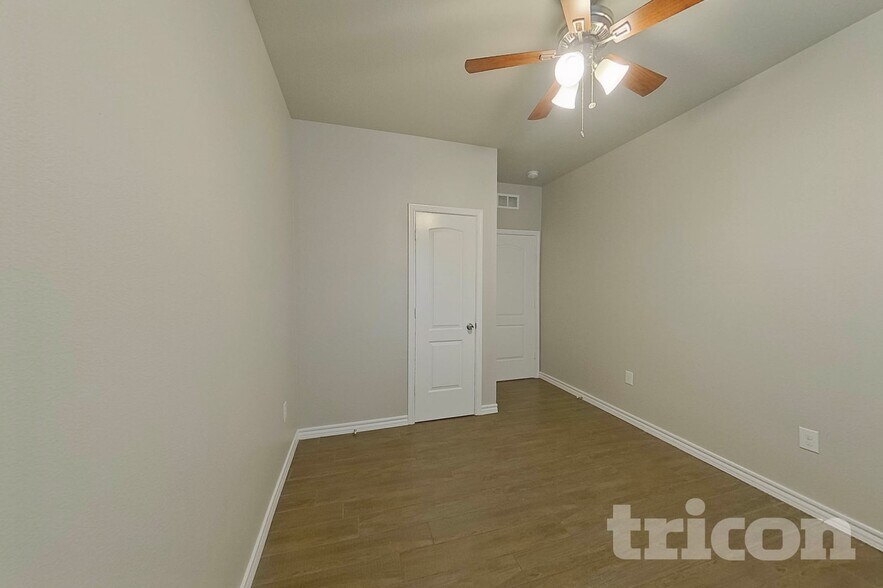 Building Photo - 4825 Freeport Dr