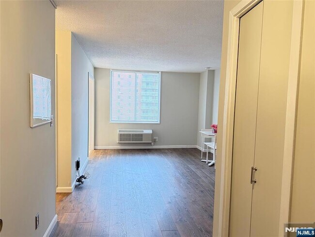 Building Photo - 160 Overlook Ave