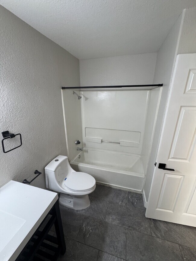 Building Photo - 2 Bed, 1 3/4 Bath Condo