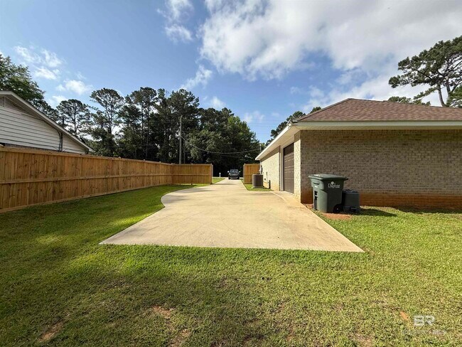 Building Photo - 6877 Park Dr