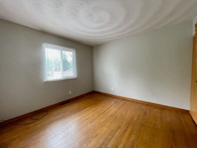 Building Photo - m1071