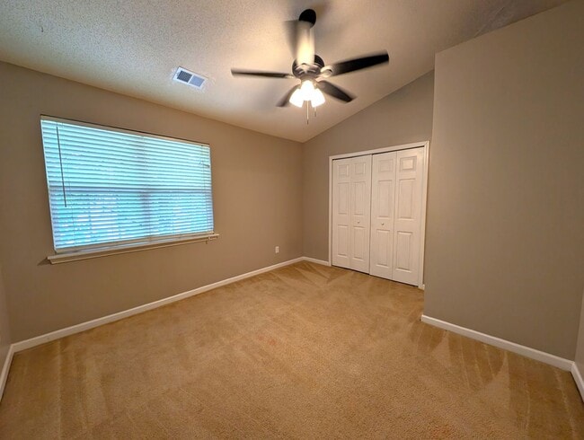 Building Photo - Charming, townhome located in the Bennington Place Community in Charlotte!