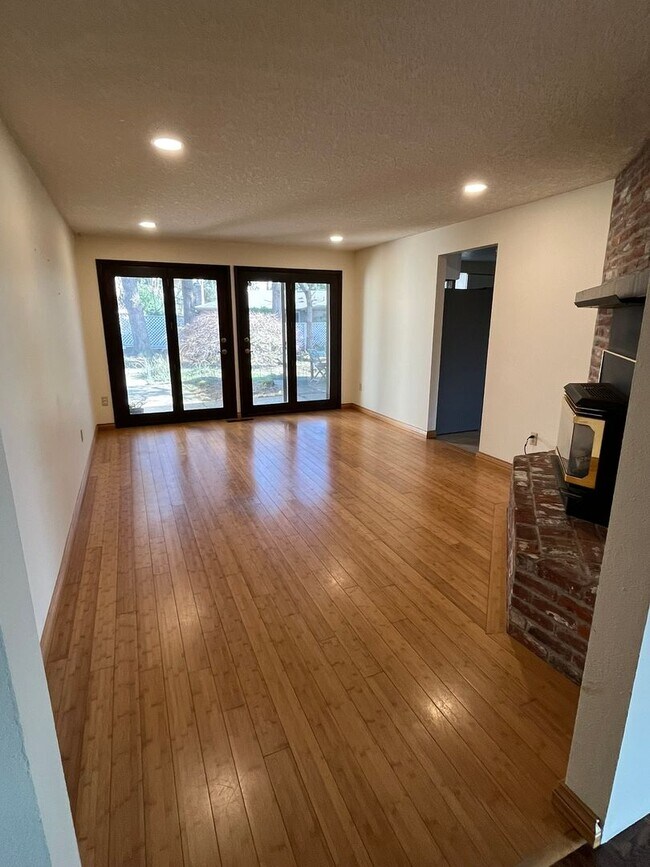 Building Photo - Beautiful One-Level Home with Sunroom, Vaulted Ceilings & Multiple Living Areas