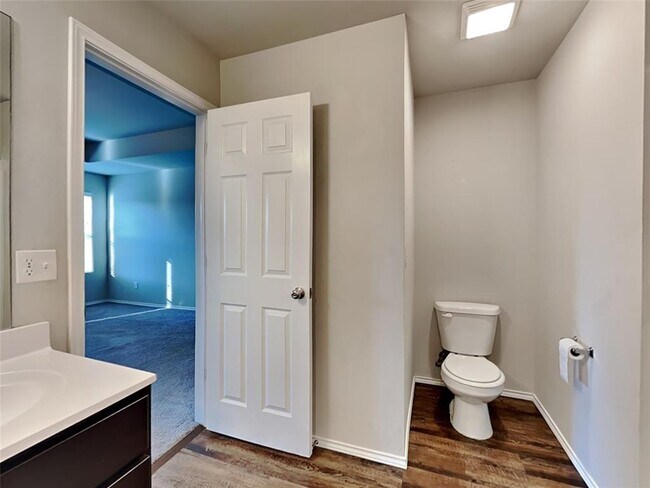 Building Photo - 2033 W Hunters Springs Way