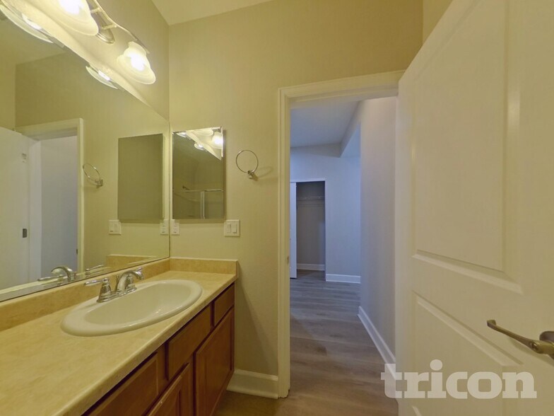 Building Photo - 6313 N Genoa Way