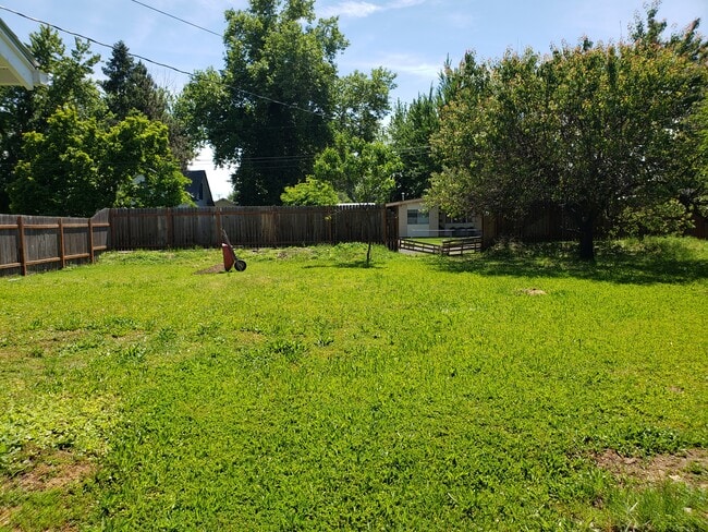 Large front & backyard - 124 SW Davis Ave