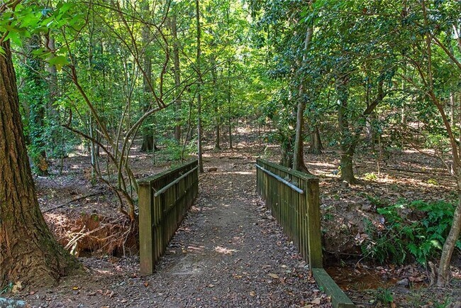 Building Photo - 408 Sycamore Dr