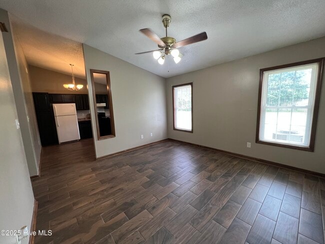 Building Photo - 725 Pinewood Dr