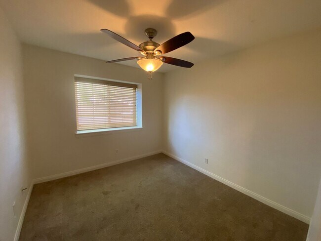 Building Photo - West Lancaster Pool Home