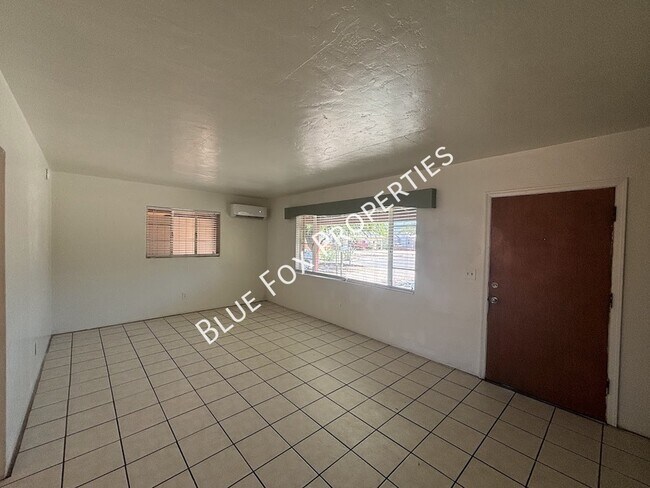 Building Photo - 949 N Montezuma Ave