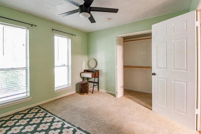 Building Photo - 115 Pine Manor Dr