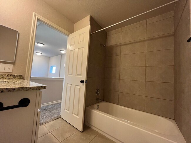 Building Photo - Town home for rent