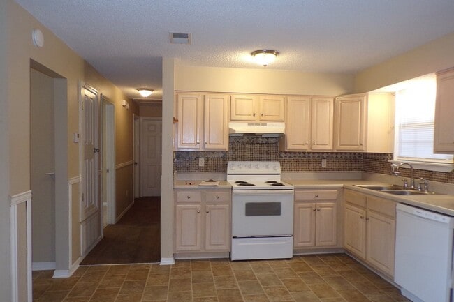Building Photo - Spacious & Pet-Friendly 3/2 Home in West P...