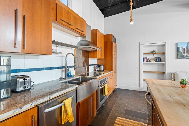 Building Photo - 9801 Mor Dr