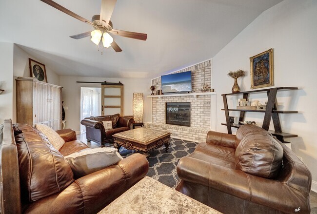 Building Photo - 707 Plantation Cir