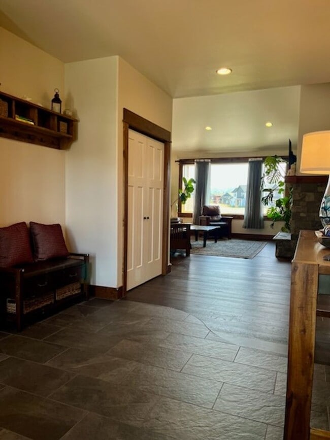 Building Photo - 3 Bedroom Home for Rent in West Bozeman! W...