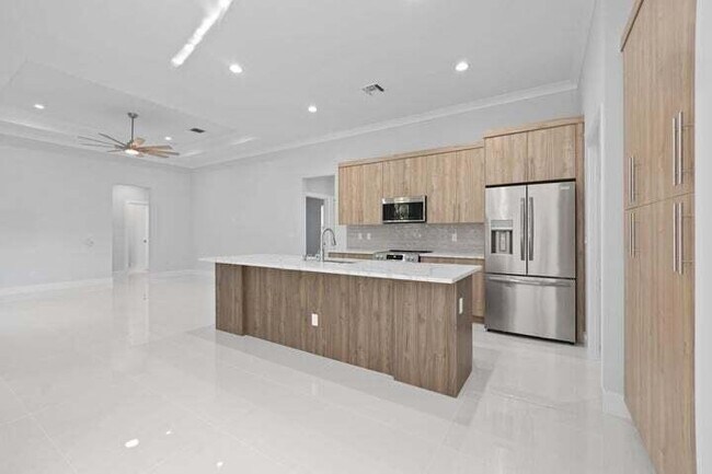 Building Photo - 419 SW Namoit Pl