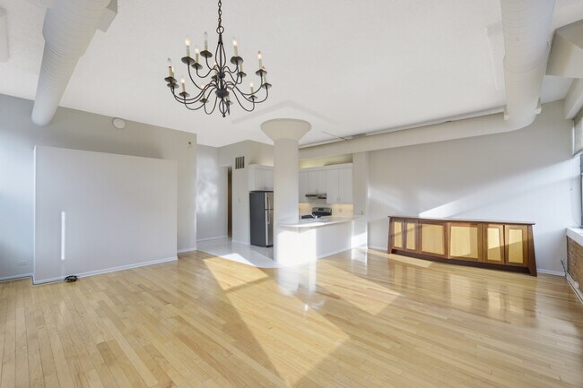 Building Photo - 812 W Van Buren St