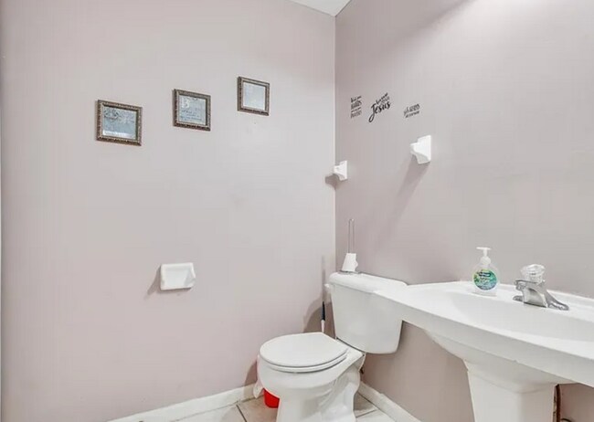 Building Photo - Beautiful 3 Bedroom Apartment