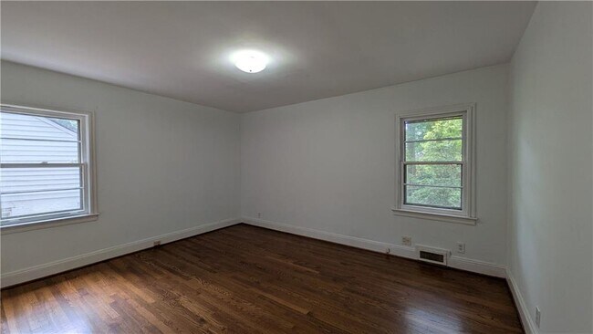 Building Photo - 4300 Rickenbacker Way NE