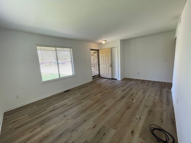 Building Photo - 2-Bedroom Duplex with full basement, 1-Car...