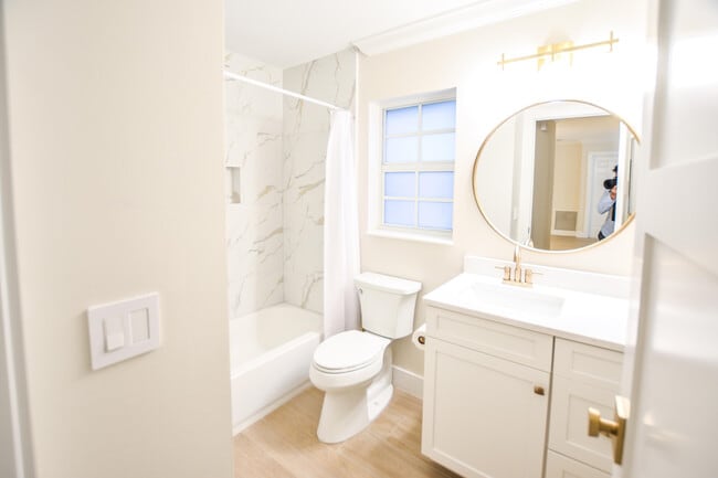 Building Photo - 226 Moccasin Trail W