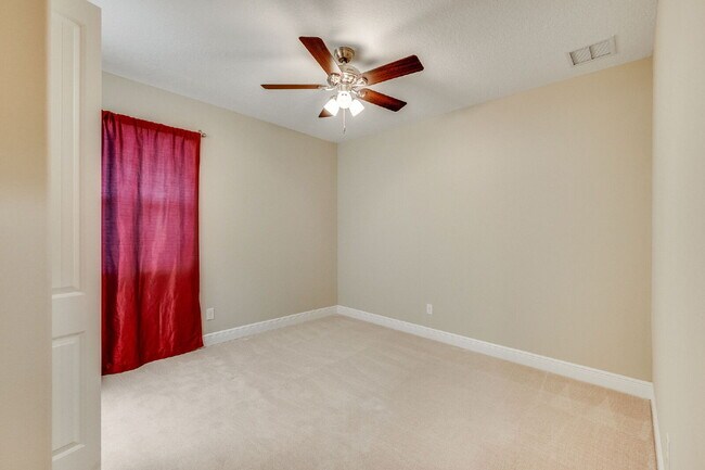Building Photo - 4 bedroom, 3.5 bathroom in desirable Trasona!