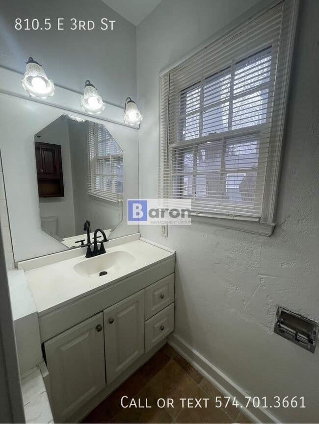 Building Photo - 810.5 E 3rd St