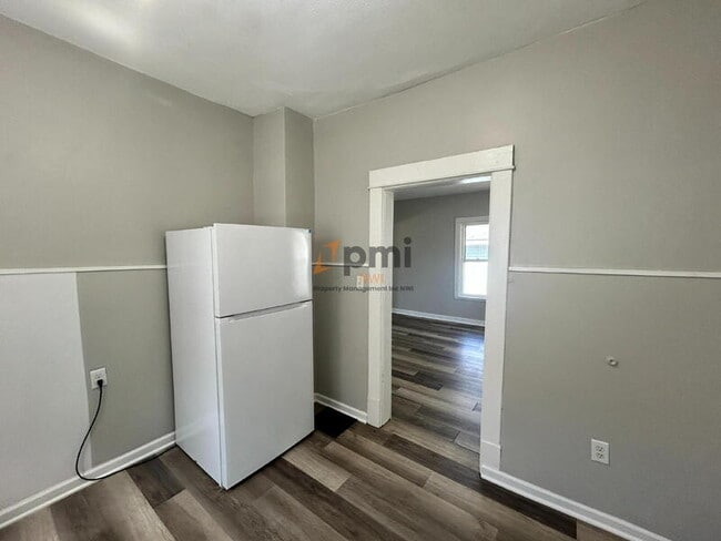 Building Photo - 906 2nd St