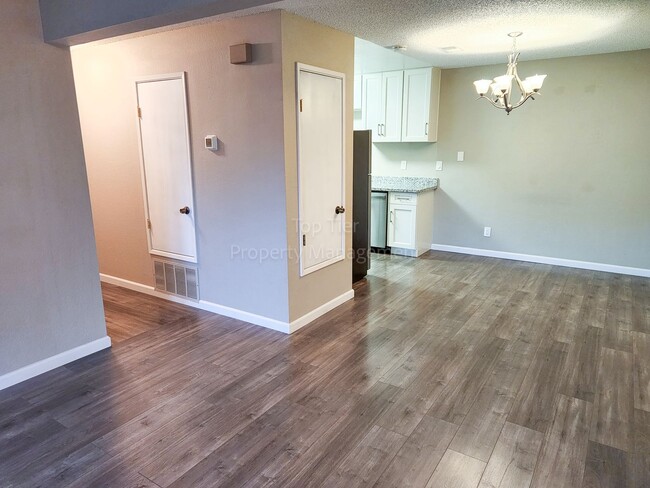 Building Photo - Beautiful 2 bed / 2 bath / 1,100 sqft Cond...