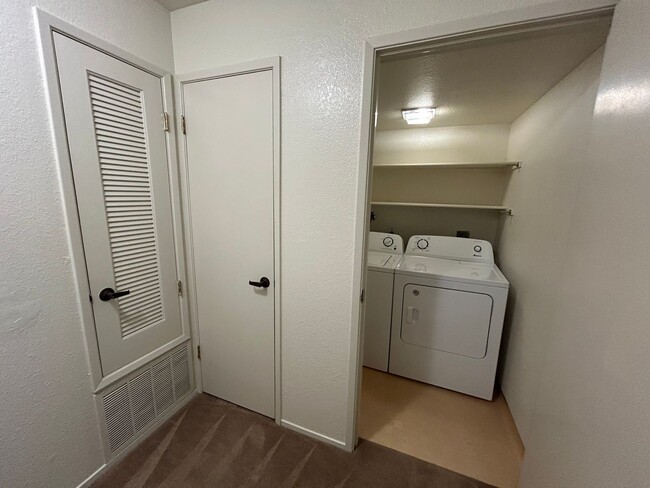 Building Photo - Large 2 BR / 2 BA featuring Cathedral Ceilings, Washer & Dryer, Plus Parking Included!