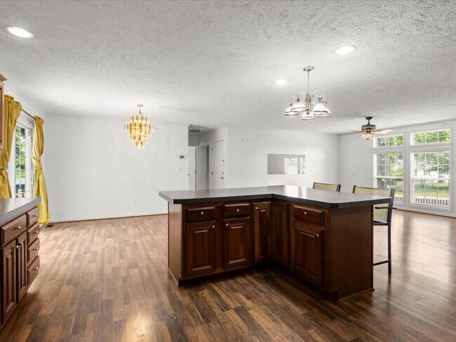 Building Photo - 5010 Blake Dr