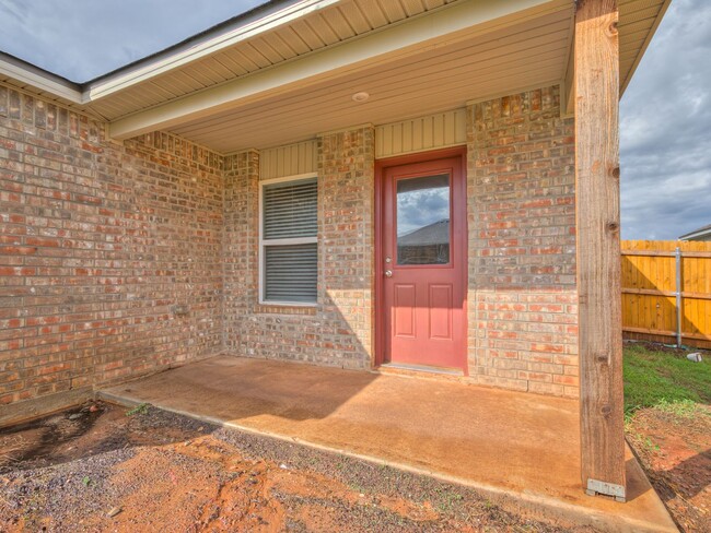 Building Photo - Home Close to Surrey Hills + 3 bedrooms