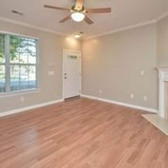 Building Photo - Lovely, Move in Ready 2 Bedroom in Stallin...