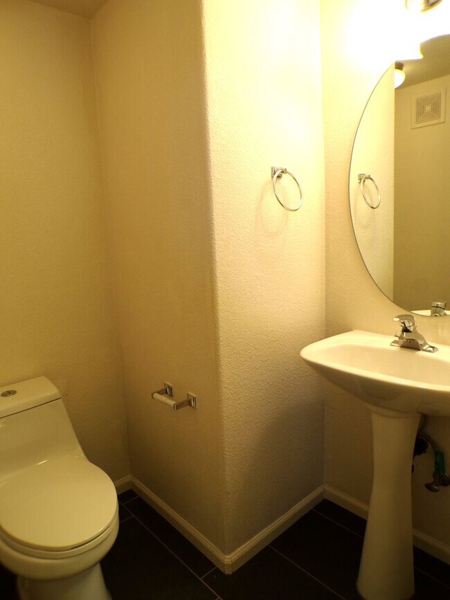 Building Photo - Spacious 2-Bed, 2.5-Bath Condo in Cherry C...