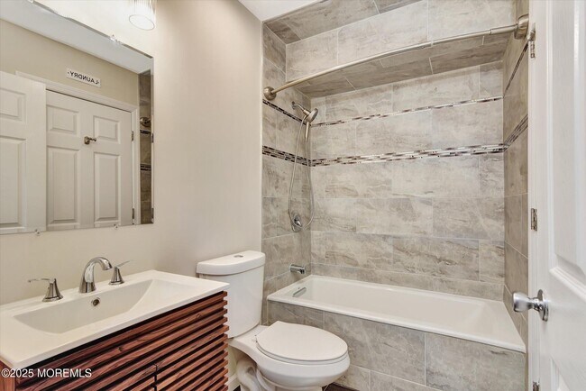 Building Photo - 1508 Wellington Pl