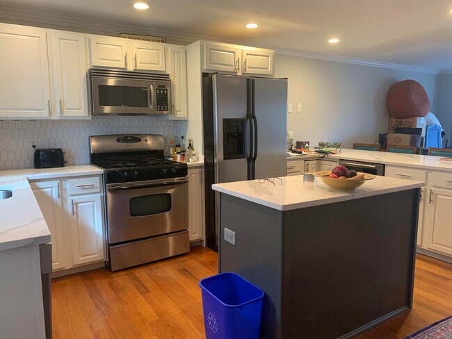 Building Photo - 37 Parker St