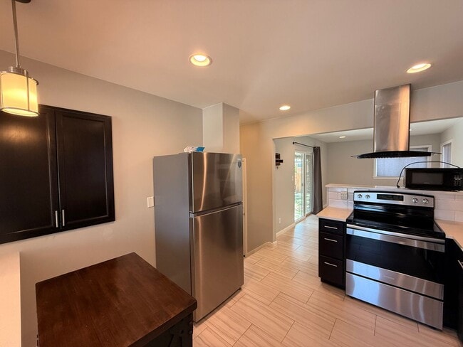 Building Photo - Spacious Twin Lakes Gem!!!