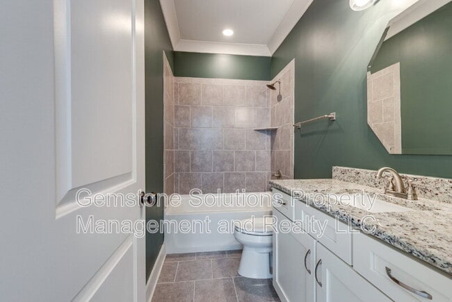 Building Photo - 1806 Burland Cres