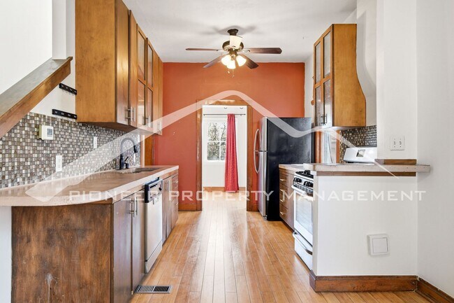 Building Photo - Beautiful Home with Fenced Yard and Washer/Dryer